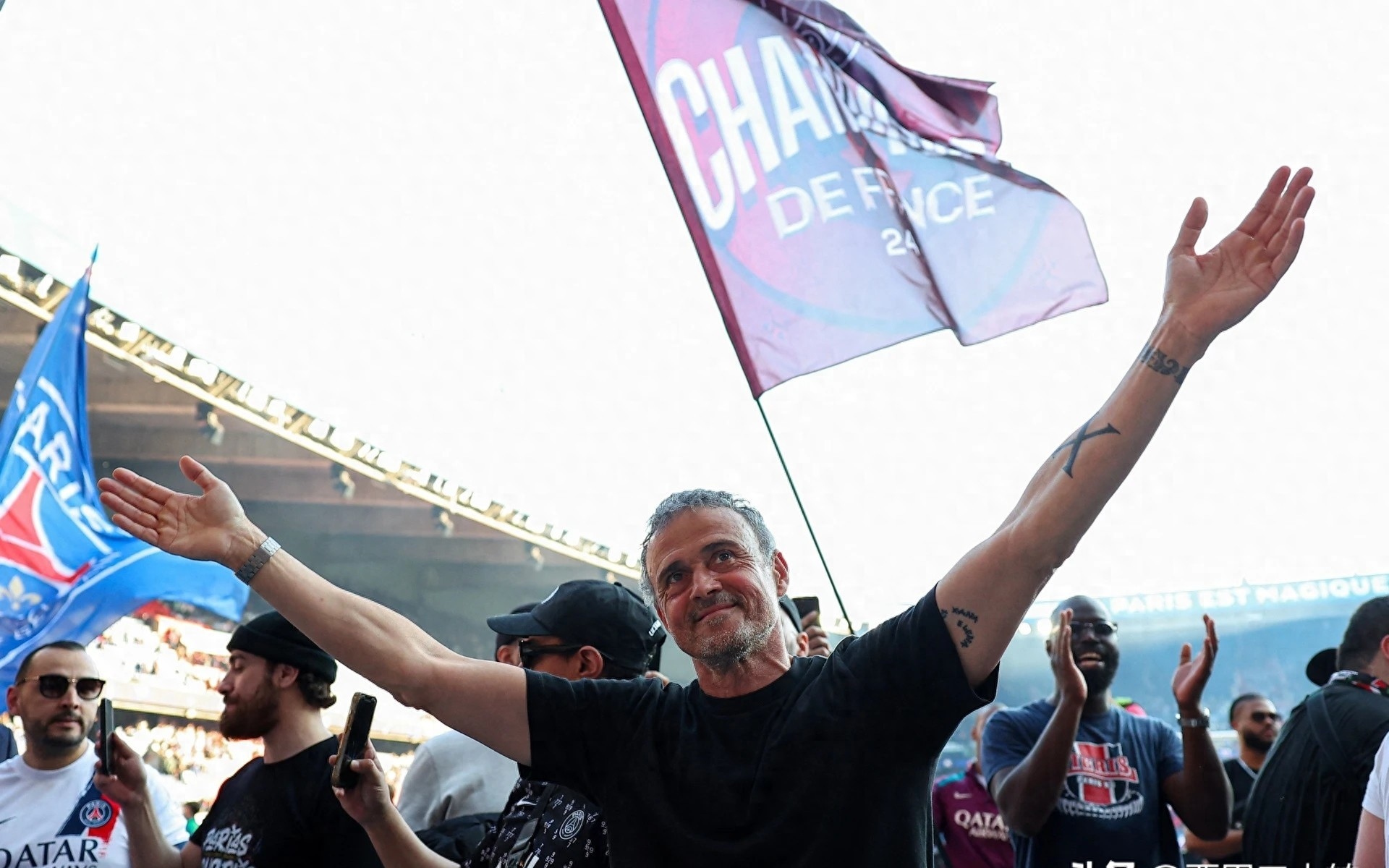 巴黎圣日耳曼训练开放日，窗口期迎来里程碑引观众欢呼，英超在即，球队文化被再次提及的简单介绍