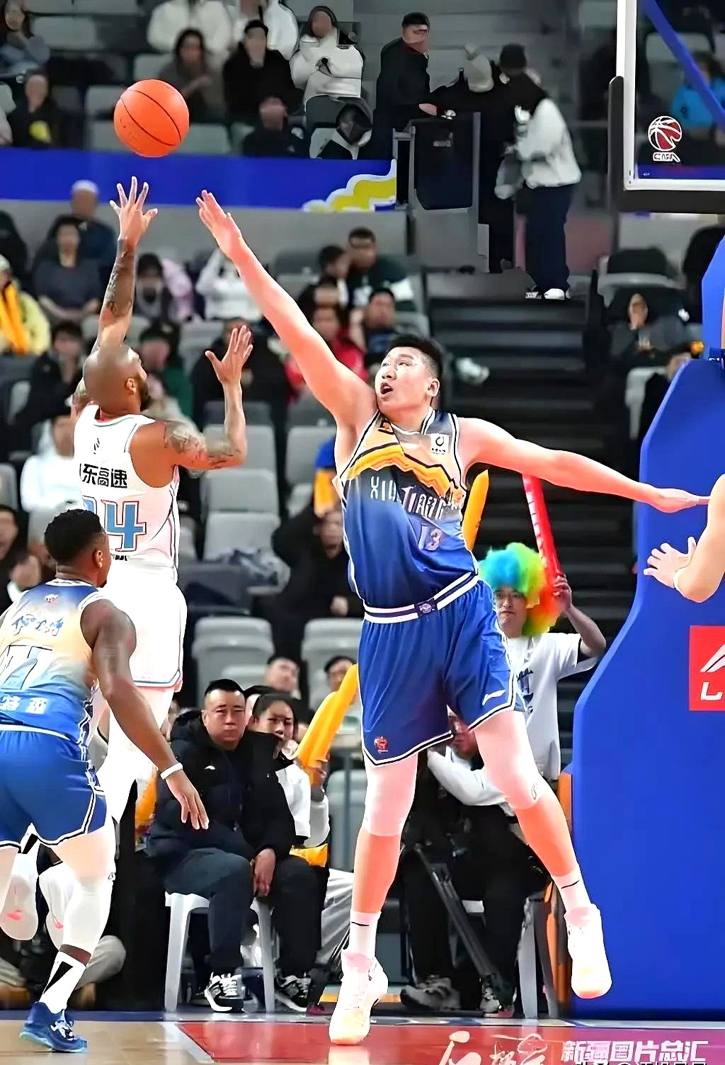 包含山东男篮迎CBA常规赛关键赛；赛前队长鼓劲；态度坚定；轮换策略被讨论的词条