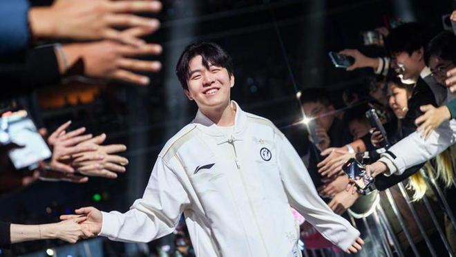 Rookie官方宣布重返赛场新规,MAD引发争议!比赛高潮迭起 Rookie官方宣布重返赛场新规,MAD引发争议!比赛高潮迭起