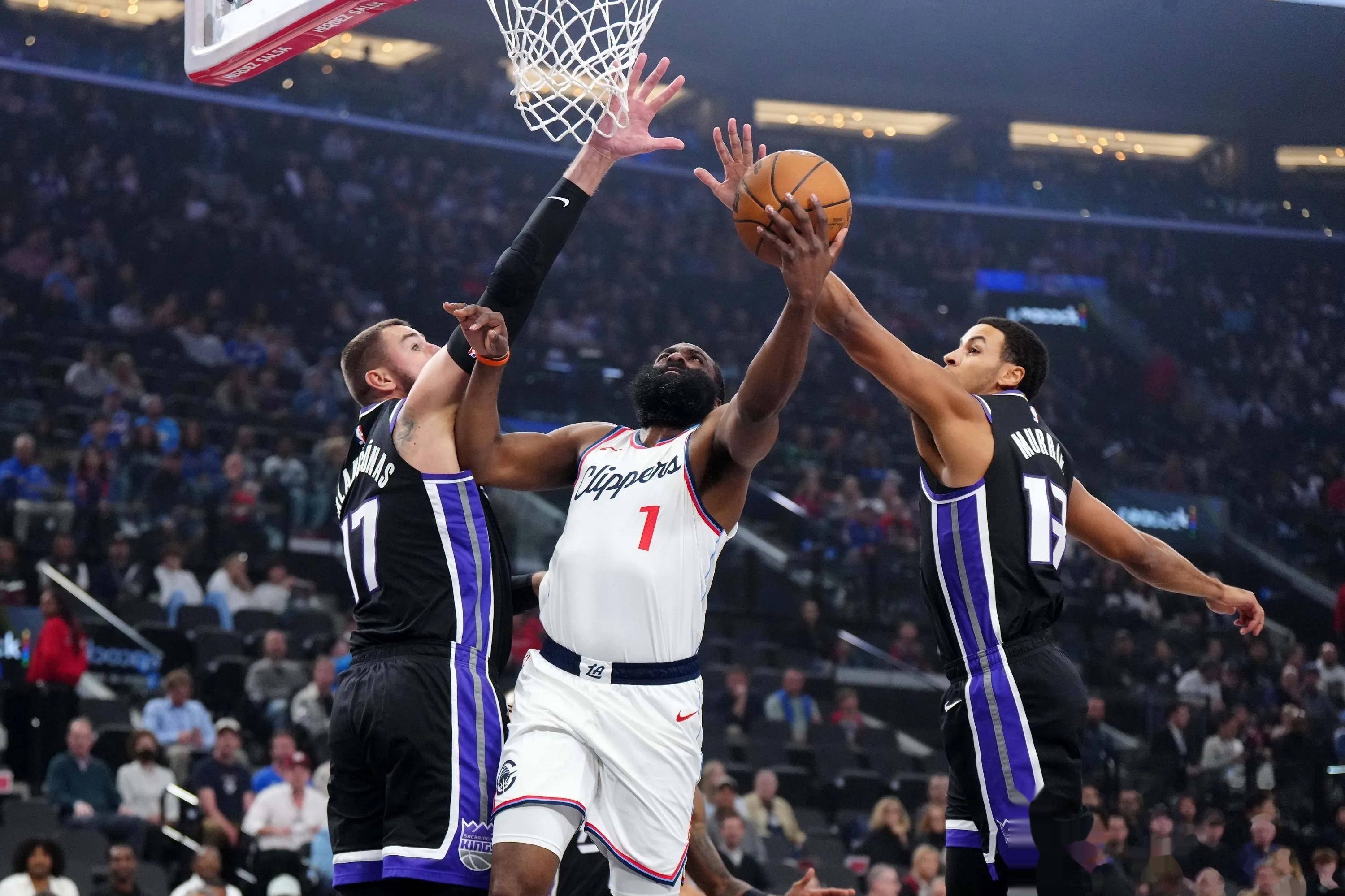 哈登重返赛场，战术调整首场状态出色，日本队观众沸腾！赛场气氛高涨的简单介绍