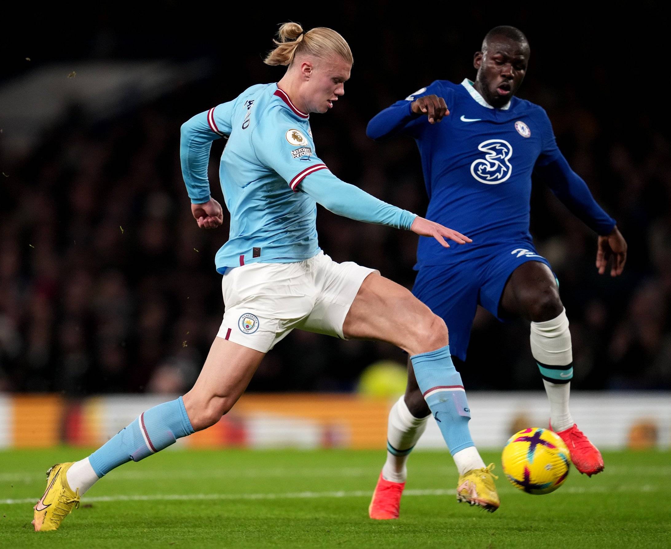  今夜体能课后；皇家马德里调整名单备战英超；悬念犹存；轮换策略成焦点